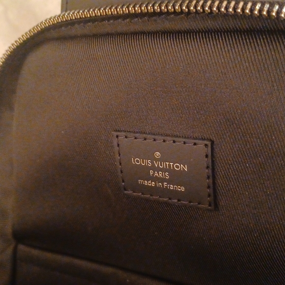 Louis Vuitton crossover bag are bum bag - Picture 5 of 12